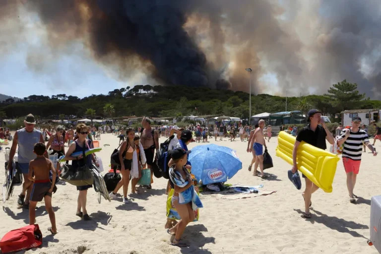 Burning wildfire in Le Lavandou, French Rivera - AP Claude Paris